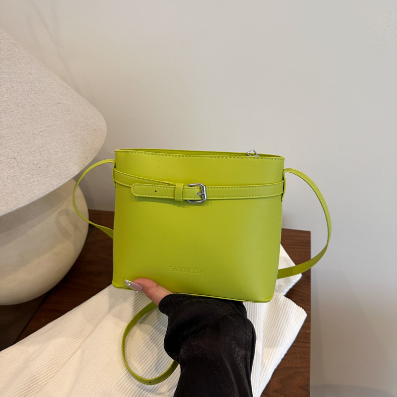 The fashionable dopamine-colored simple lychee pattern bucket bag is versatile, with a casual and niche design. It's a crossbody bag full figure