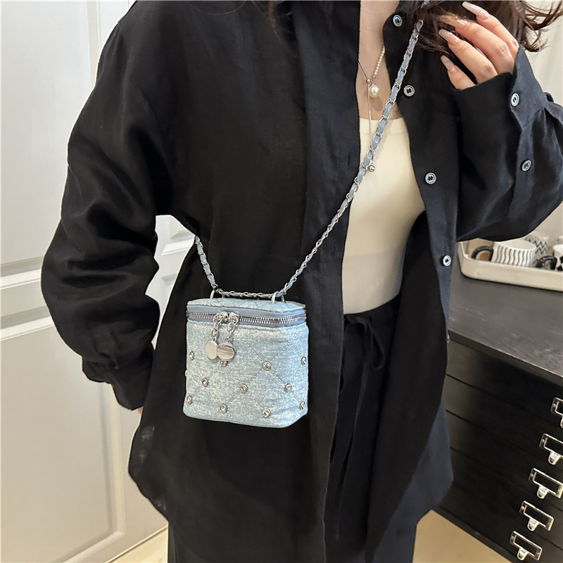 Chanel denim diamond-shaped chain bag for women 2025, a trendy and niche box bag, a versatile crossbody bag for summer Application Scenario