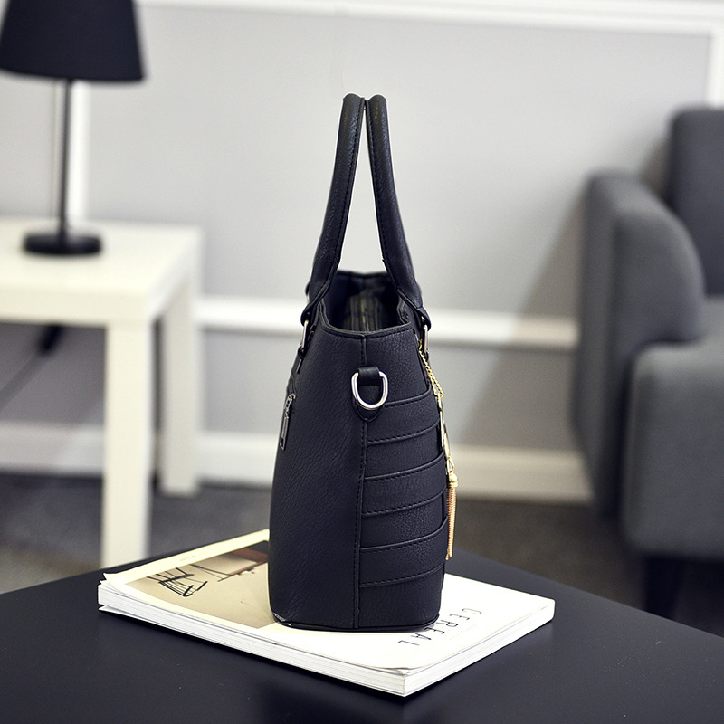 European and American fashion large-capacity handbags, 2022 summer new trendy women's bags, casual single-shoulder crossbody bags for delivery details Picture
