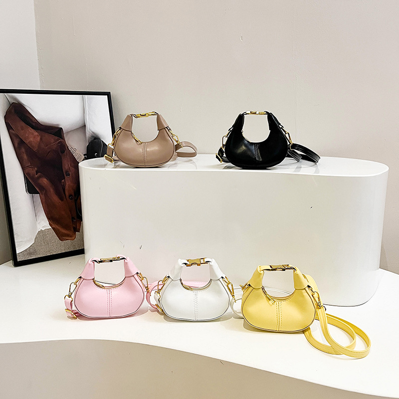 This is a new, trendy, versatile and personalized mini single-shoulder crossbody bag with a frosted texture for women in 2025 Application Scenario