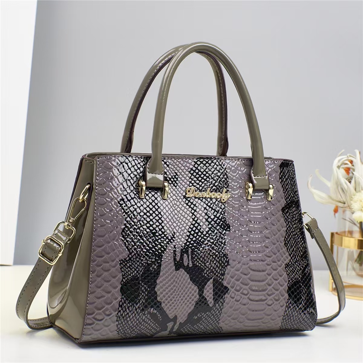 The new crossbody bag with a high appearance level, featuring snake pattern and contrasting colors, is a multi-layered fashionable large-capacity single-shoulder bag that is versatile for cross-border use Specification drawing