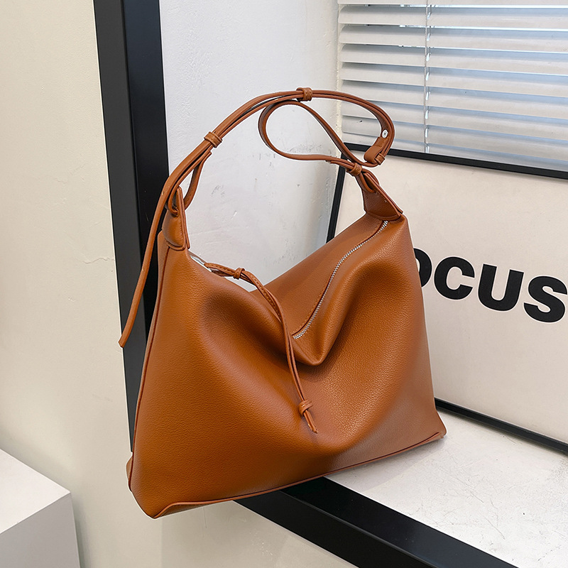 High-capacity women's 2024 new style high-end soft leather shoulder bag crossbody bag versatile casual commuting tote bag full figure