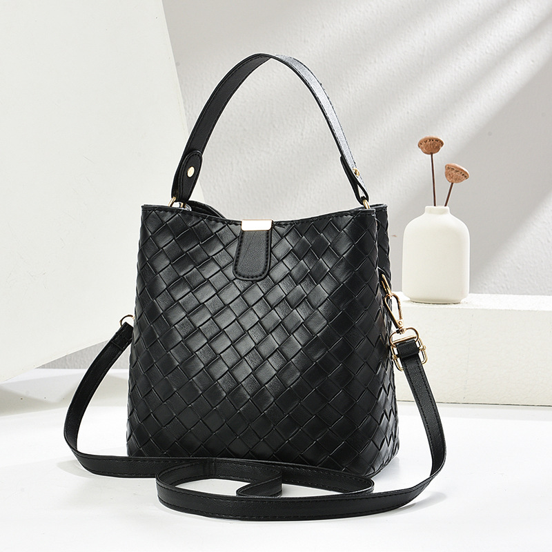 Cross-border foreign trade women's bag 2025 New large-capacity woven single-shoulder crossbody bag, niche hand-held bucket bag Application Scenario