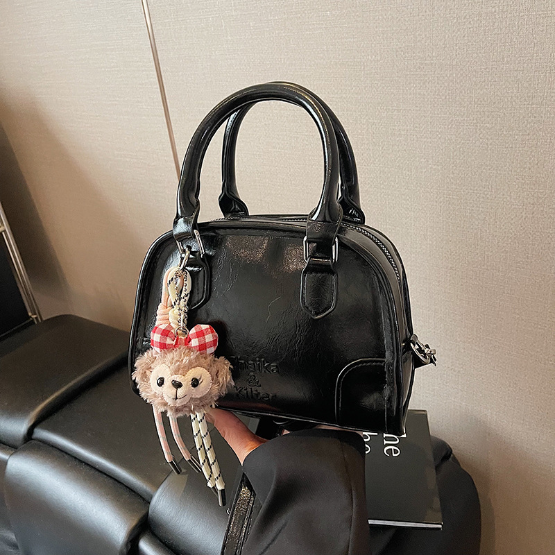 Korean style stylish and versatile Maillard hand-held pillow bag for women 2025 new casual and simple single-shoulder crossbody bag Application Scenario