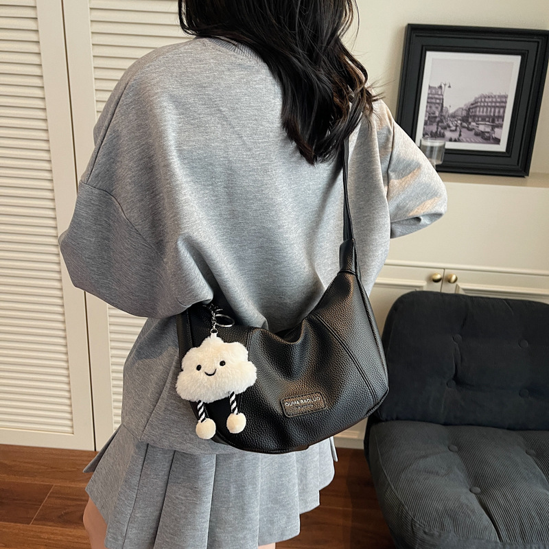 Cross-border fashion Korean-style soft dumpling bag for women 2025 Summer new versatile ins solid color single-shoulder crossbody bag Application Scenario