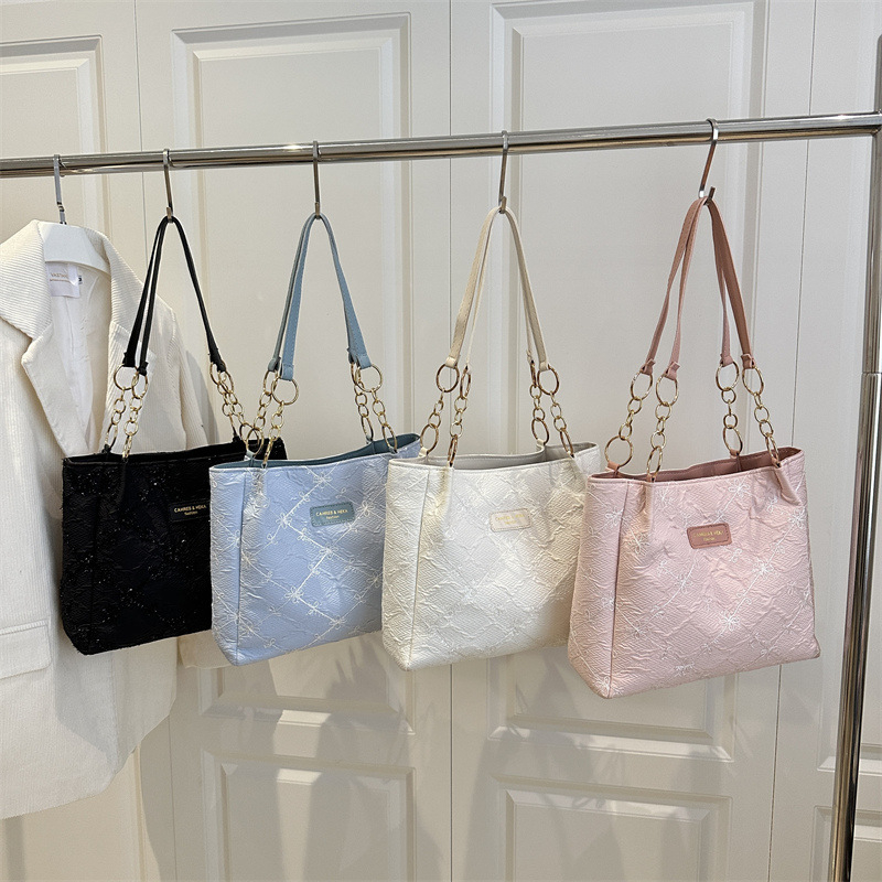 Large-capacity bag for women 2025 new style fashionable single-shoulder student class bag, versatile commuting tote bag Application Scenario