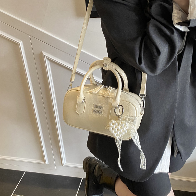 The Korean version of the Boston handbag is a new, niche, simple and casual single-shoulder bag for women in 2025. It is a high-end and trendy crossbody bag details Picture