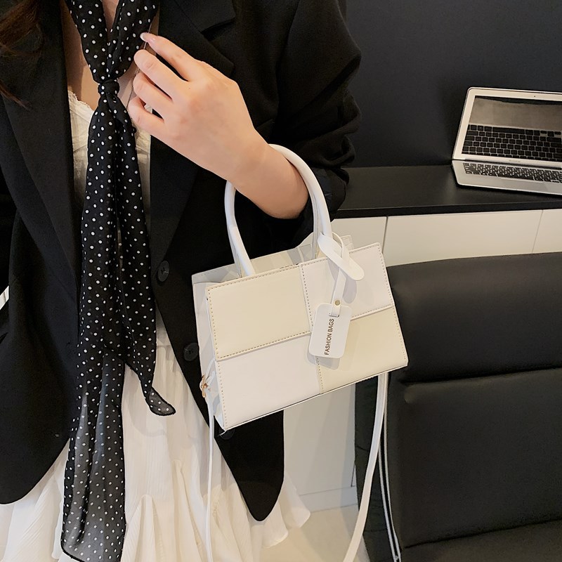A trendy and stylish hand-held bag for women in 2025, a new cross-border retro casual single-shoulder crossbody small square bag details Picture