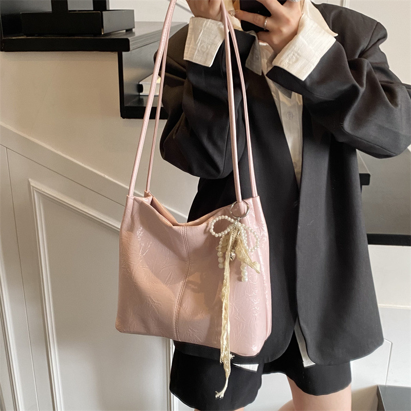 Cross-border retro bestseller bucket bag for women, 2025 new Korean version single-shoulder underarm bag, casual and versatile crossbody bag Application Scenario