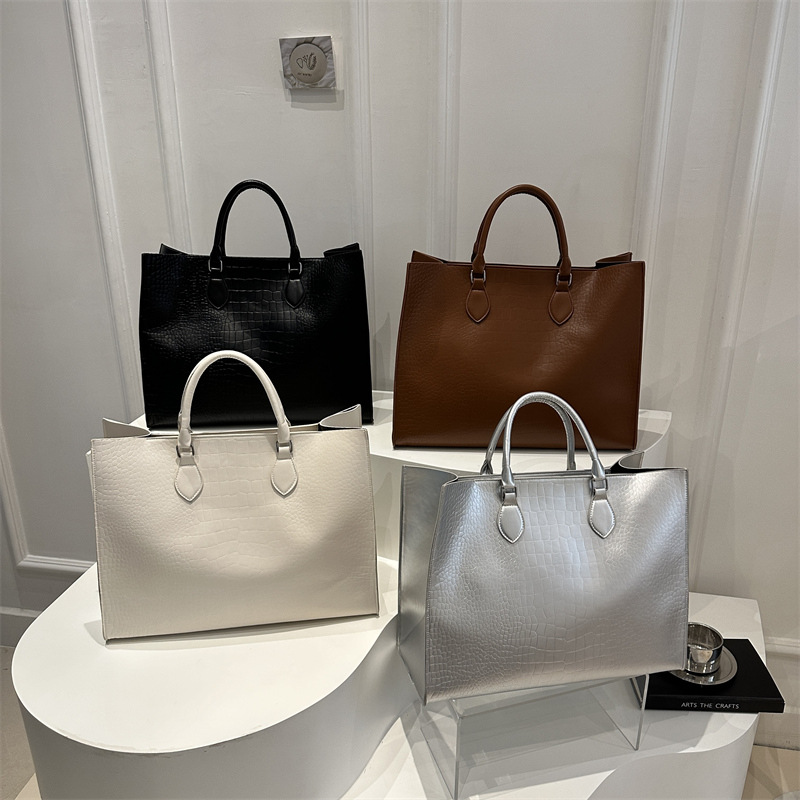 A stylish and large-capacity casual commuting single-shoulder bag for summer 2025, featuring a solid color, trendy and simple hand-held tote bag Application Scenario