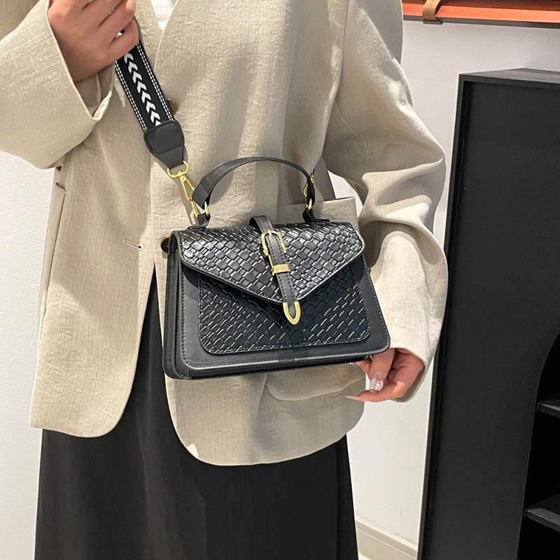 The new Spring/Summer 2025 shiny woven pattern fashionable hand-held crossbody single-shoulder small square women's bag is a cross-border trend details Picture