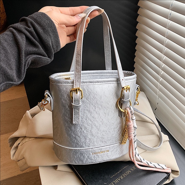 High-end hand-held bucket bag for women, 2025 new style, stylish color contrast single-shoulder underarm bag, casual and simple crossbody bag full figure