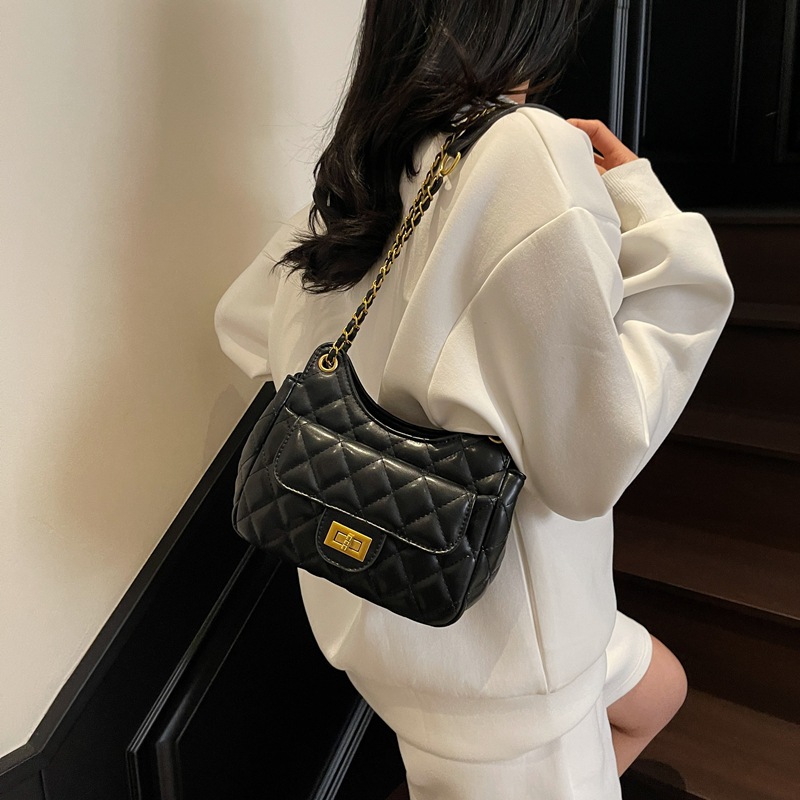 The classic bestseller diamond-shaped chain bag for women in 2025, a trendy and fashionable single-shoulder underarm bag, and a casual soft leather crossbody bag details Picture
