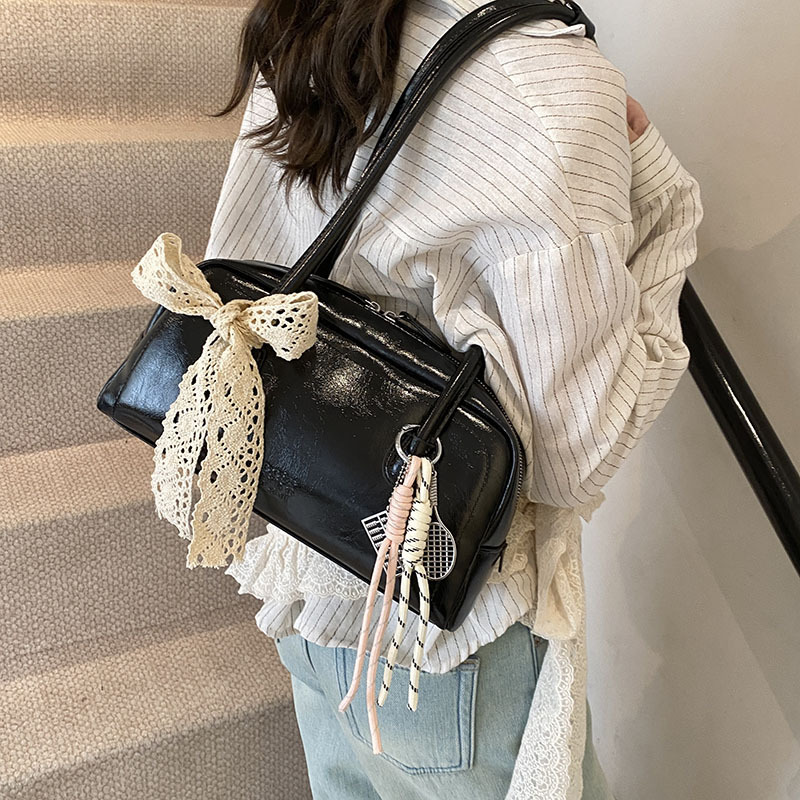 A niche, stylish single-shoulder, underarm bag for women 2025, new large-capacity commuter hand-held bowling bag details Picture