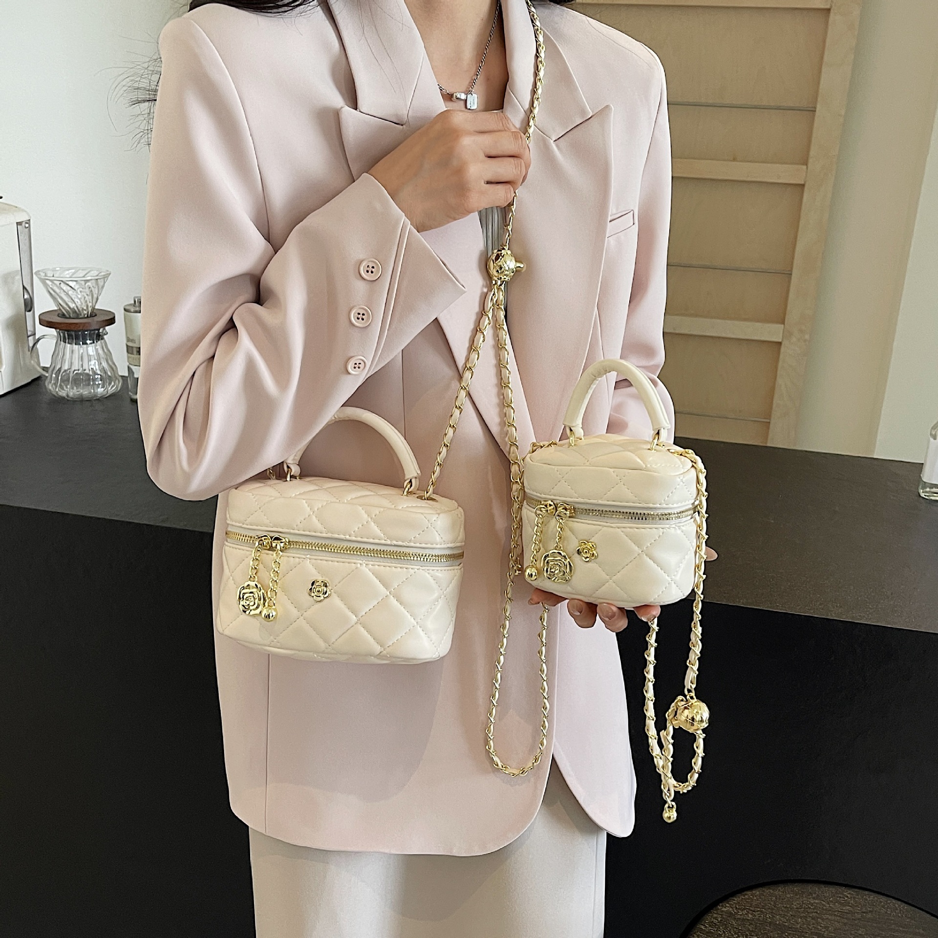 Xiaoxiangfeng diamond-shaped chain single-shoulder bag, a new summer handbag for women in 2025. It features a niche design and is a small square crossbody bag Application Scenario