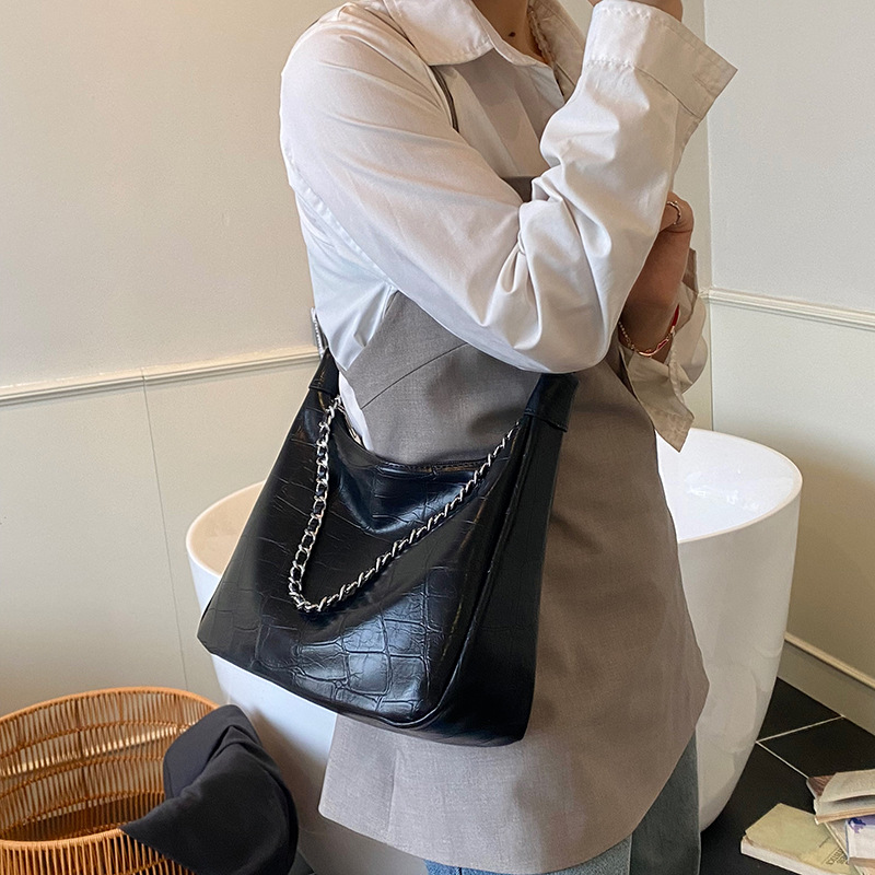 A trendy and niche design, simple underarm bag for women, a new summer fashion and versatile chain casual single-shoulder crossbody bag for 2025 Application Scenario