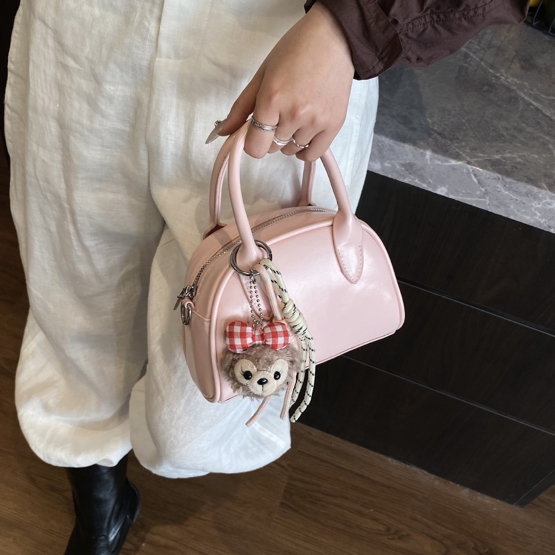 High-end and stylish small bag for women, 2025 new spring versatile crossbody bag, fashionable and simple hand-held bowling bag Application Scenario