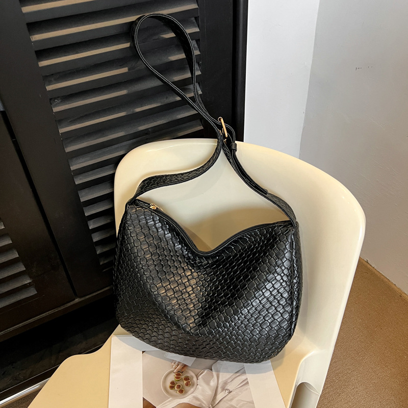 Textured woven pattern bag for women, 2025 new Korean style, fashionable and versatile, single-shoulder crossbody bag, commuting dumpling bag full figure