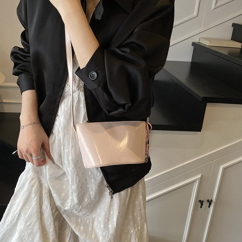 High-end and fashionable hand-held bucket bag for women, 2025 new niche design, commuting single-shoulder bag, trendy and stylish crossbody bag Specification drawing