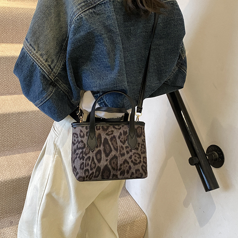 2024 Autumn/Winter new textured matte handbag, Korean leopard print single-shoulder crossbody bag, phone bag, women's bag Specification drawing