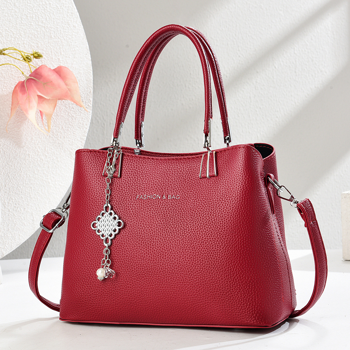 Wholesale of new simple solid-color women's single-shoulder bags, versatile and fashionable crossbody bags for export, and trendy mom bags Application Scenario