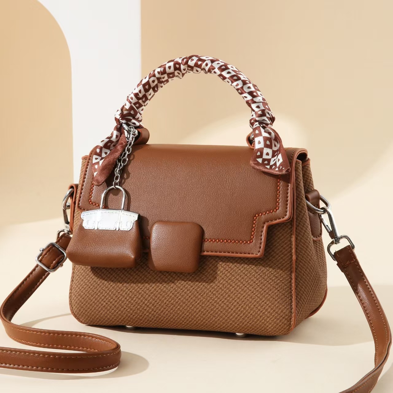 The new 2025 stylish and trendy small square bag for women is a versatile and popular single-shoulder solid color simple crossbody bag Application Scenario