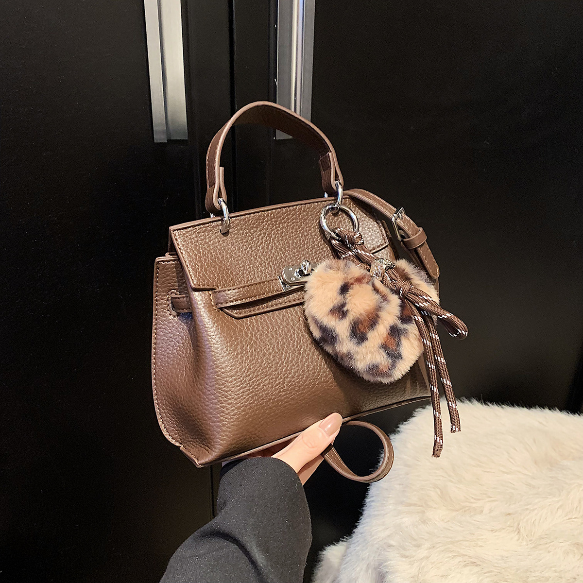 Retro and simple small bag for women, 2024 new high-end texture Kelly handbag, fashionable, casual and versatile crossbody bag full figure