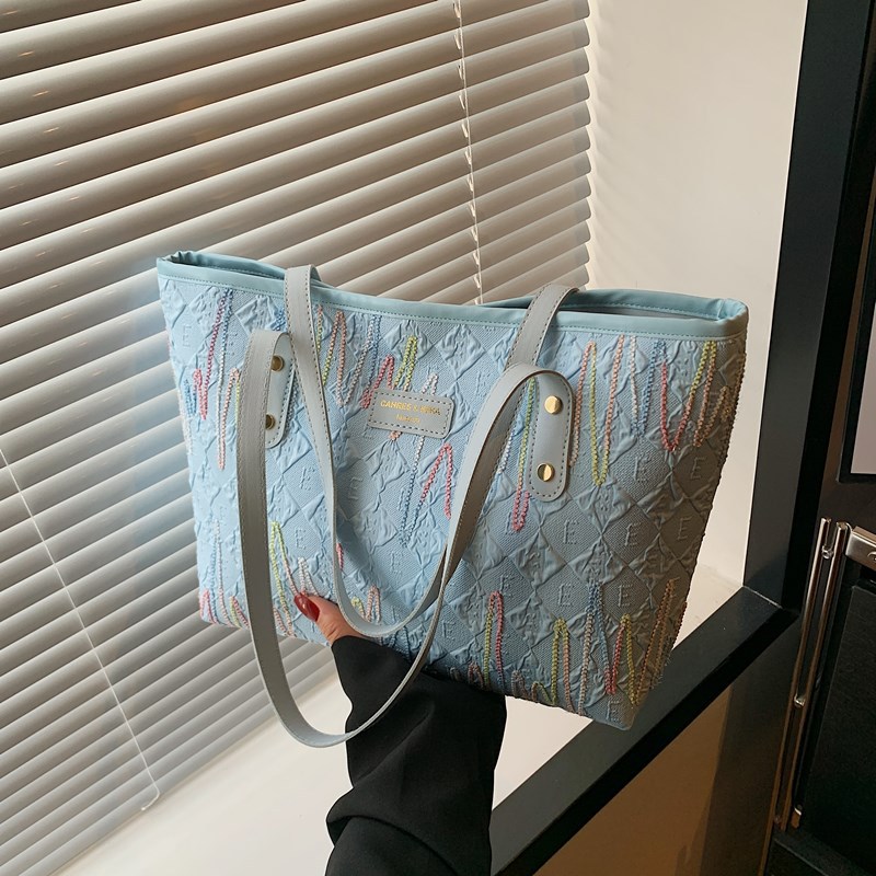 A new 2025 fashionable single-shoulder striped embroidered tote bag for women's casual commuting full figure