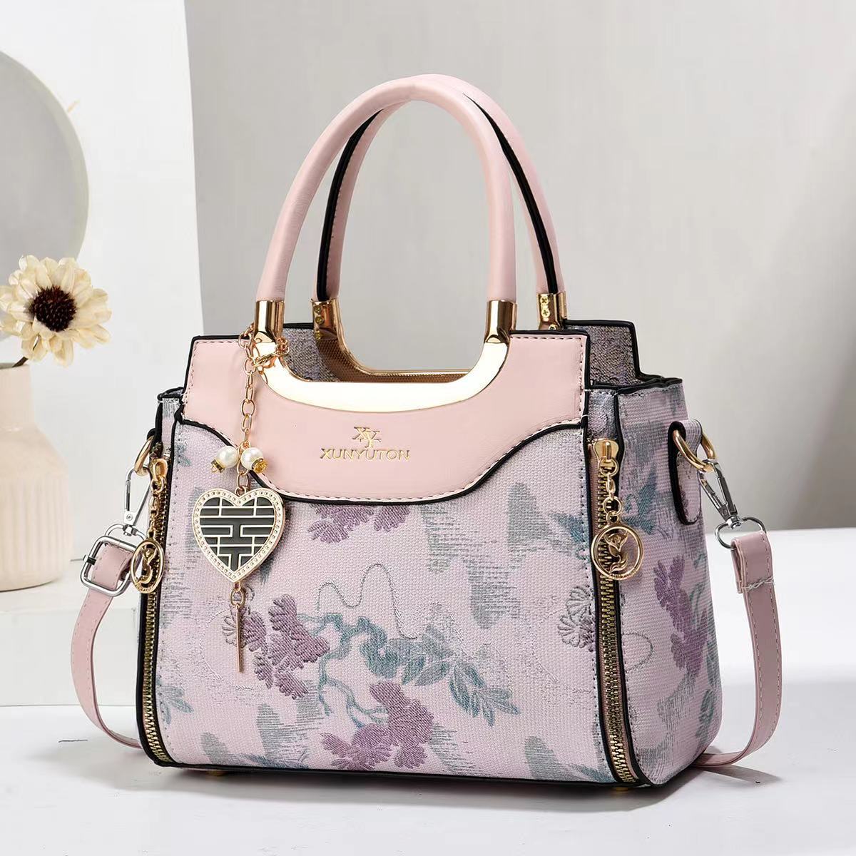 2024 New Korean-style fashionable and trendy Chinese-style embroidered single-shoulder crossbody bag for middle-aged women, elegant and stylish handbag Application Scenario