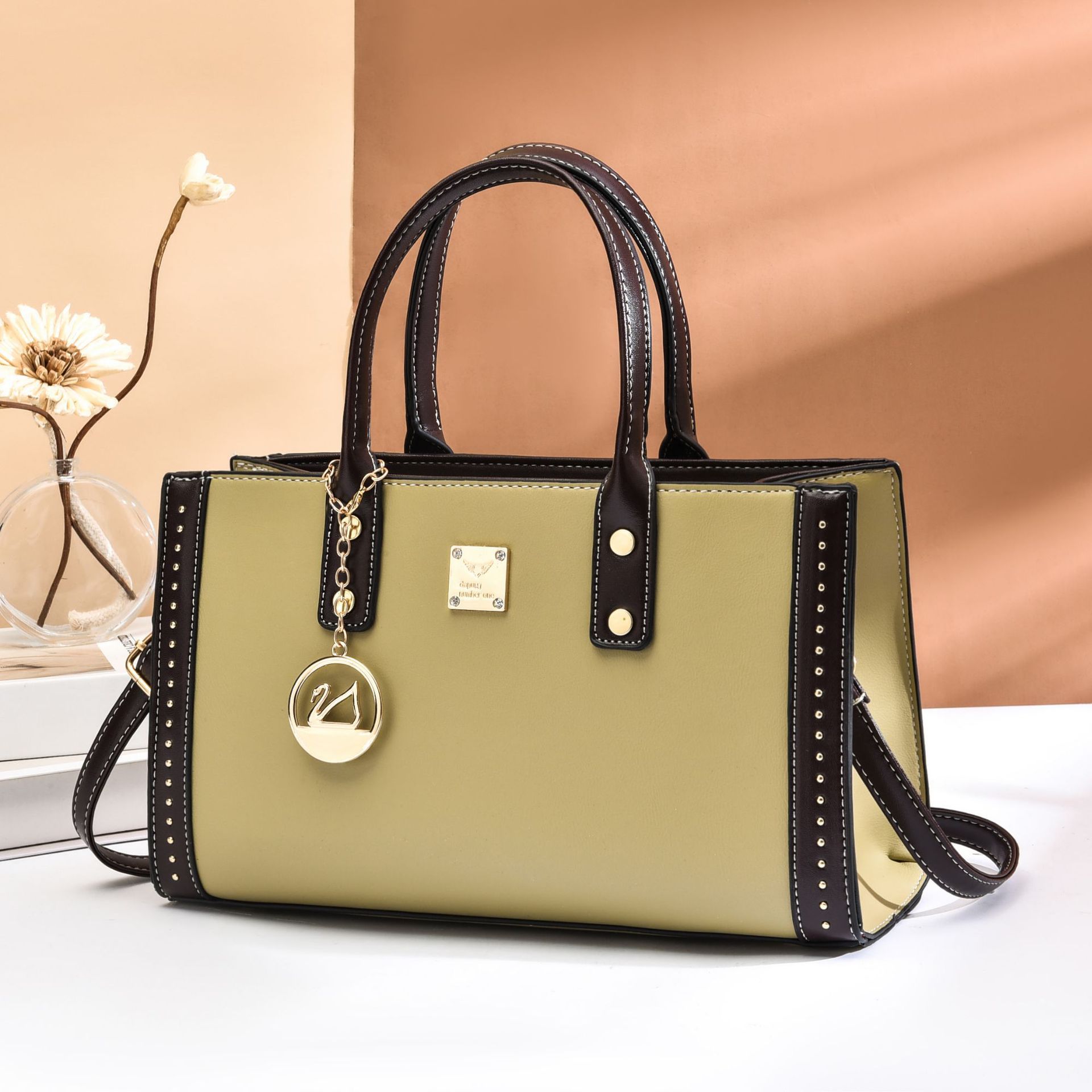 2022 New fashionable and trendy women's bag, large-capacity women's bag for moms, cross-border trade crossbody bag Application Scenario