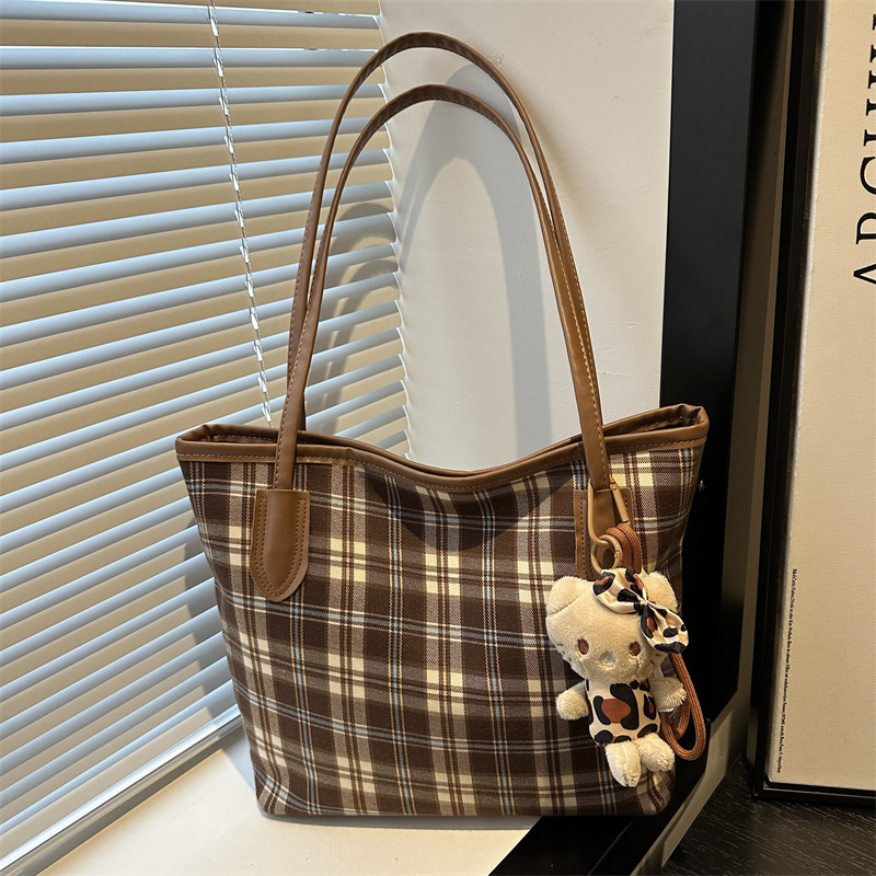 A large-capacity women's 2024 new autumn checkered stylish single-shoulder bag with a niche design and elegant commuting tote bag full figure