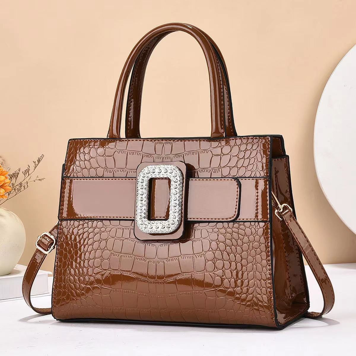 This is a new 2024 European-style, elegant and stylish single-shoulder crossbody women's bag with large capacity and diamond-encrusted design details Picture