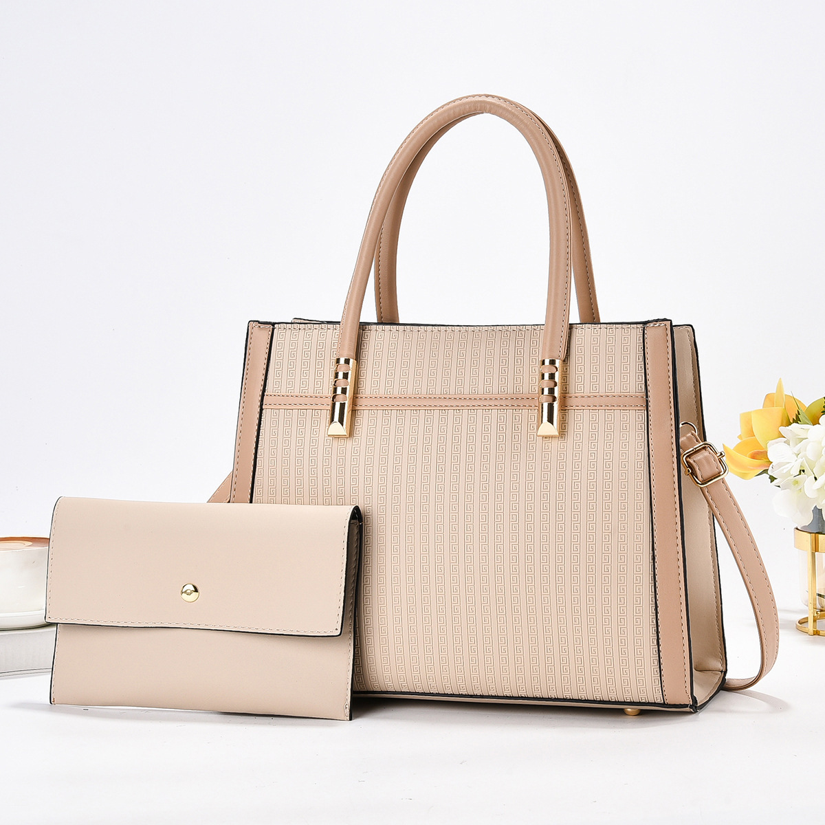 The 2025 new embossed mother-and-child bag with contrasting colors is a fashionable handbag that is simple and elegant. It is a versatile cross-border shoulder bag and a crossbody bag Application Scenario
