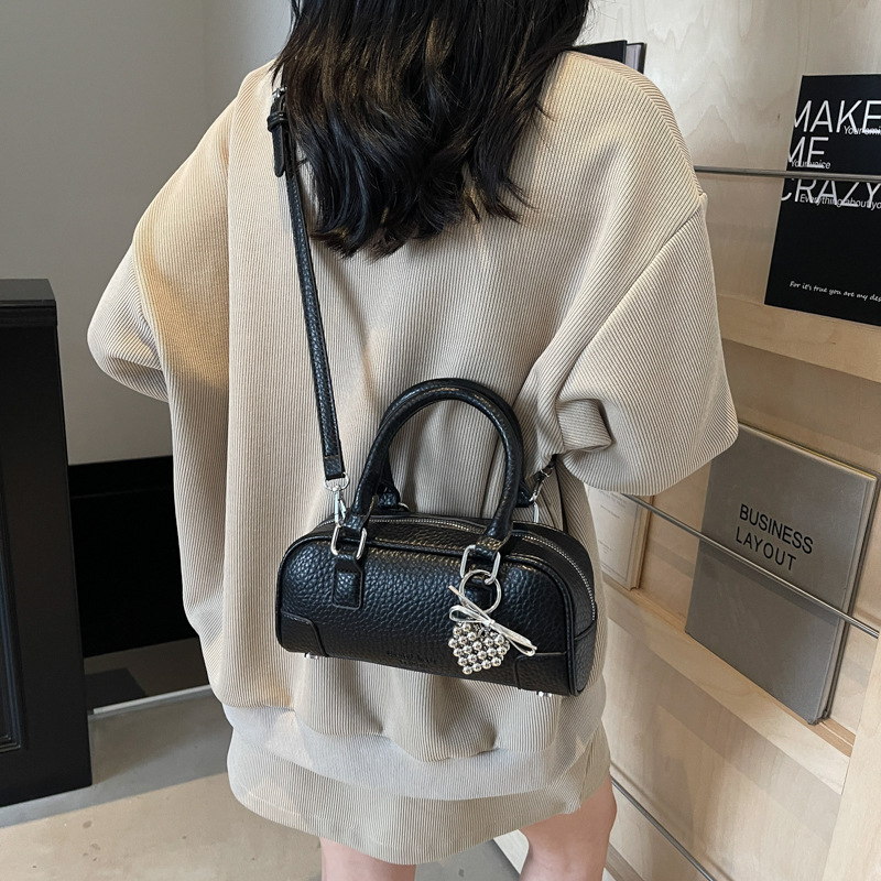 A high-end and trendy hand-held pillow bag for women, a new summer casual and niche design, single-shoulder crossbody bag for 2025 Application Scenario