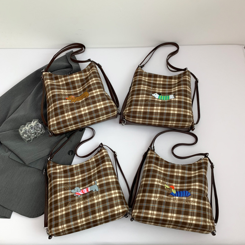 New cartoon checkered tote bag for autumn and winter, large capacity single-shoulder bag and crossbody bag for commuting, students and classes Application Scenario