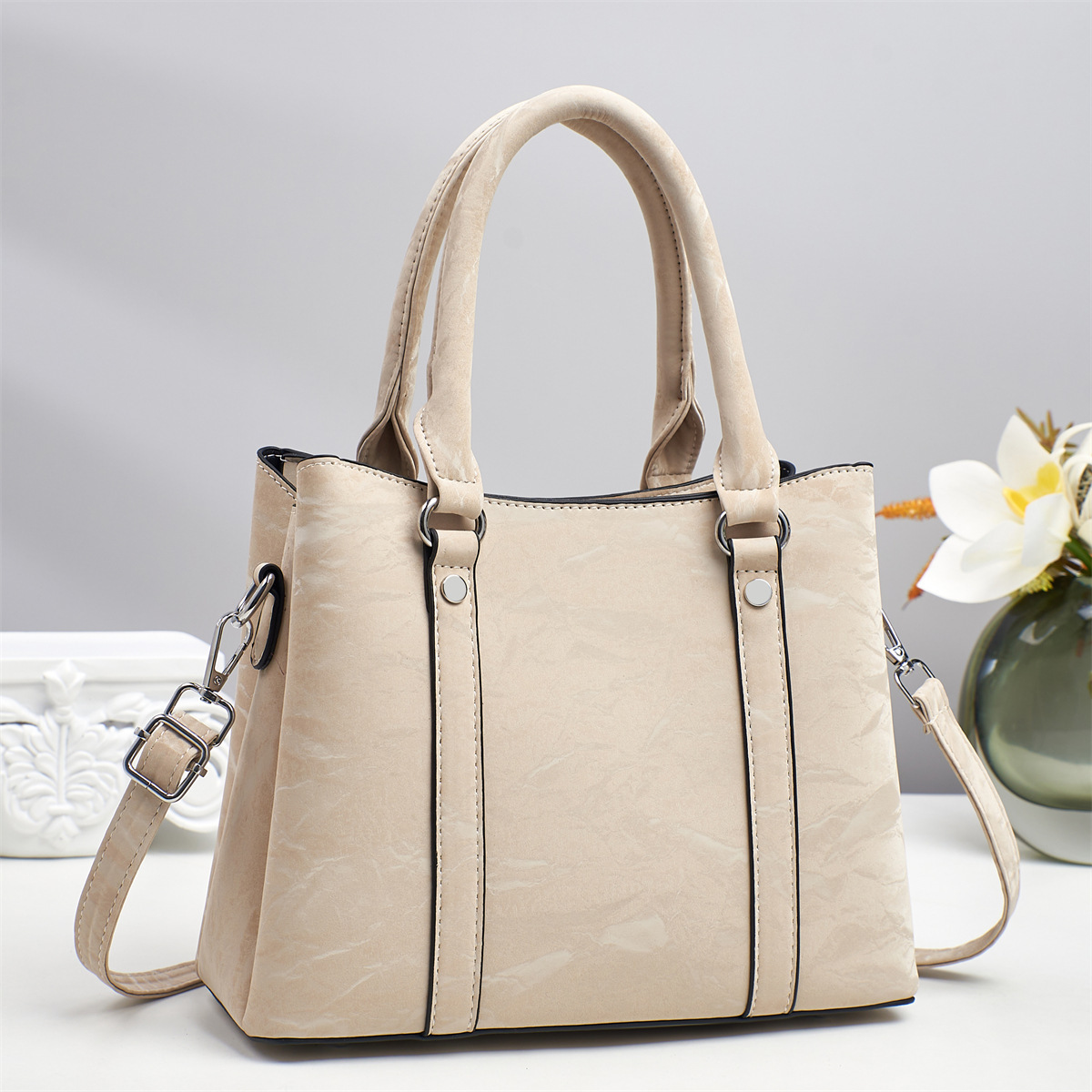 This new stylish handbag with a high-quality texture is versatile and has a large capacity for casual commuting. It is a high-quality single-shoulder crossbody bag for women Specification drawing