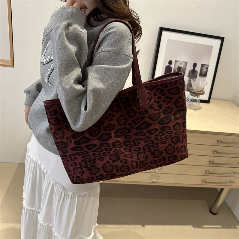 This year, the leopard print Tote bag is in vogue. The new 2024 versatile autumn and winter large-capacity student single-shoulder commuter bag Specification drawing