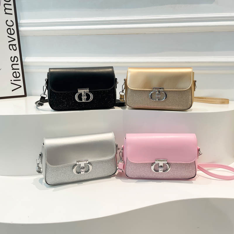 A stylish and trendy Korean version 2025 new style simple and stylish summer lock buckle casual crossbody single-shoulder hand-carry small square bag for women Application Scenario