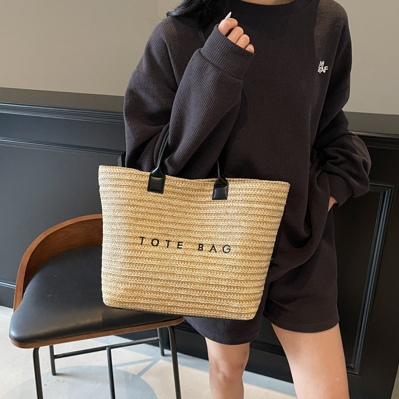 2025 New summer seaside vacation, beach travel, large-capacity tote bag for women, trendy straw woven handbag Application Scenario