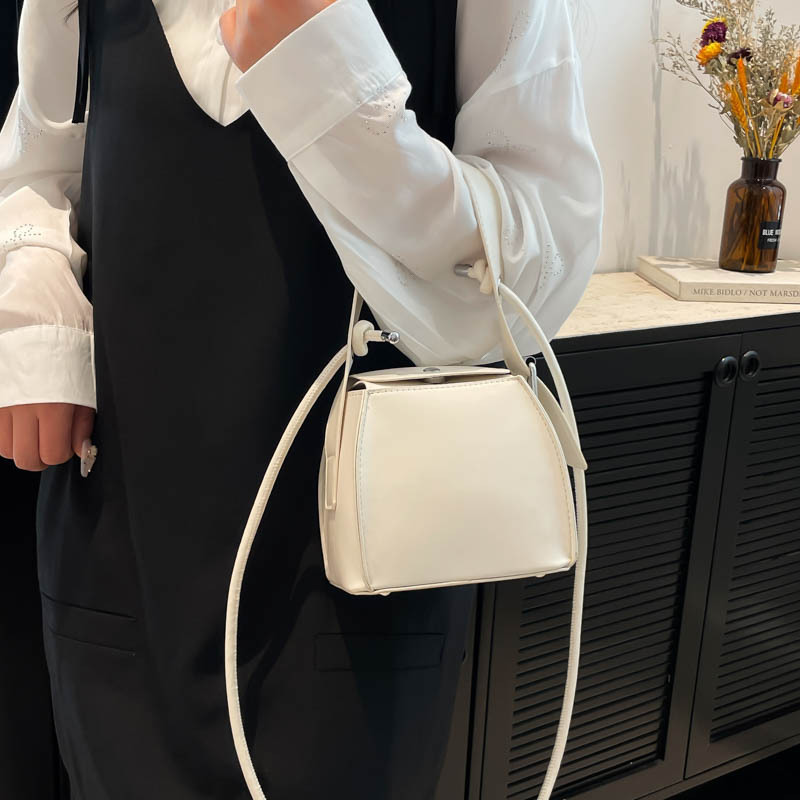 High-end, niche hand-held square box bag for women's summer 2025 new style, fashionable, versatile and personalized design, single-shoulder crossbody bag Specification drawing