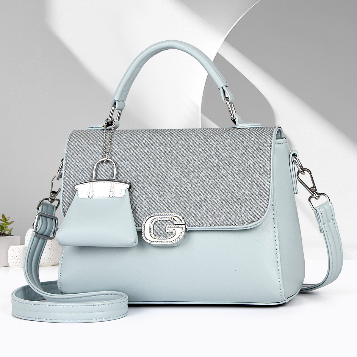 Single-shoulder bag for women, fashionable and trendy European and American style handbag, high-end and niche design, solid color, casual and versatile crossbody bag Application Scenario
