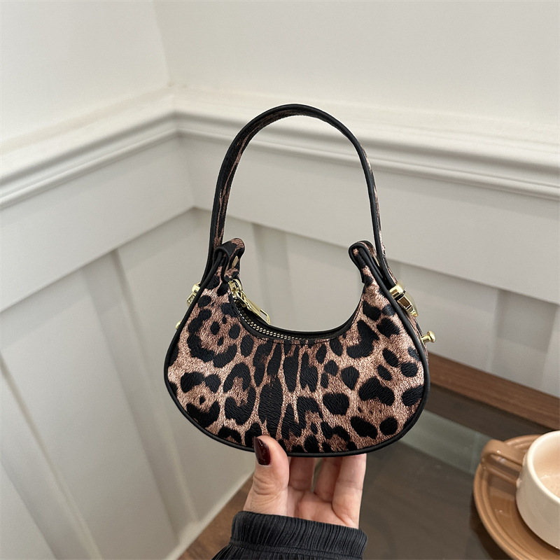 High-end small bag for women, spring and summer new style European and American fashion leopard print retro niche dumpling bag, hand-held crescent-shaped bag full figure