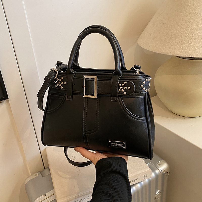 A retro and high-end handbag, a new fashion single-shoulder crossbody bag for women in 2025, and a tote bag for students' commuting to school Application Scenario