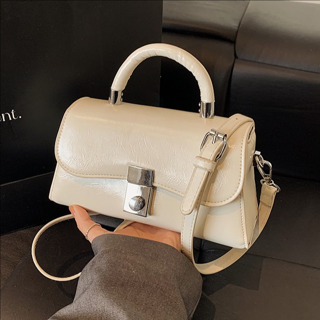 The 2025 new simple and versatile hand-held small square bag is a fashionable commuting single-shoulder bag for women and a casual crossbody bag for daily use full figure