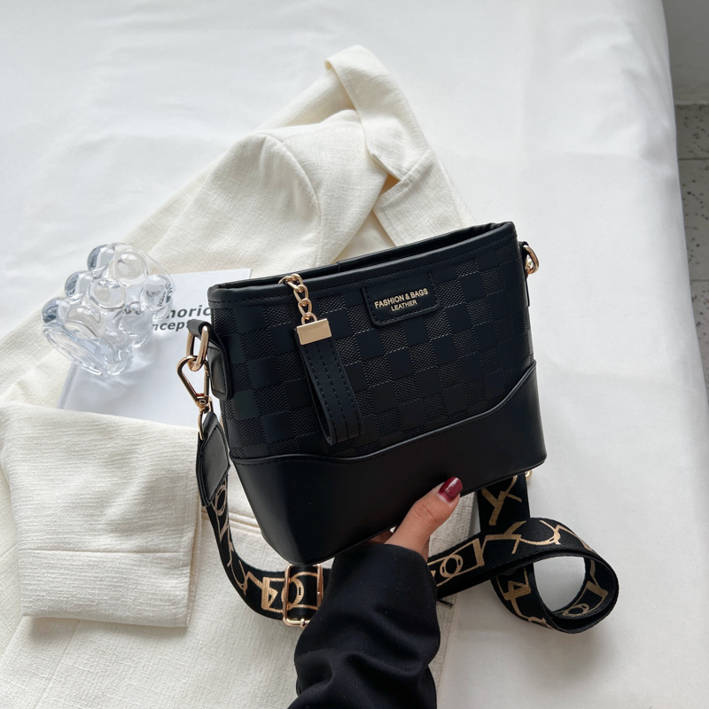 This year's popular bag women 2025 new trendy and fashionable wide-shoulder crossbody bag, versatile ins casual wandering bag Specification drawing