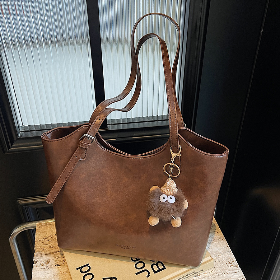 A high-end retro bag for women in 2024, a trendy and versatile shoulder bag with a large capacity and tote full figure