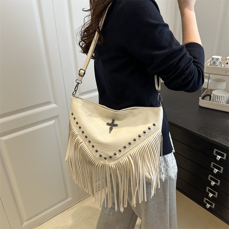 Large-capacity women's 2025 summer new style fashionable retro single-shoulder crossbody bag, high-end quality rivet tassel bag details Picture