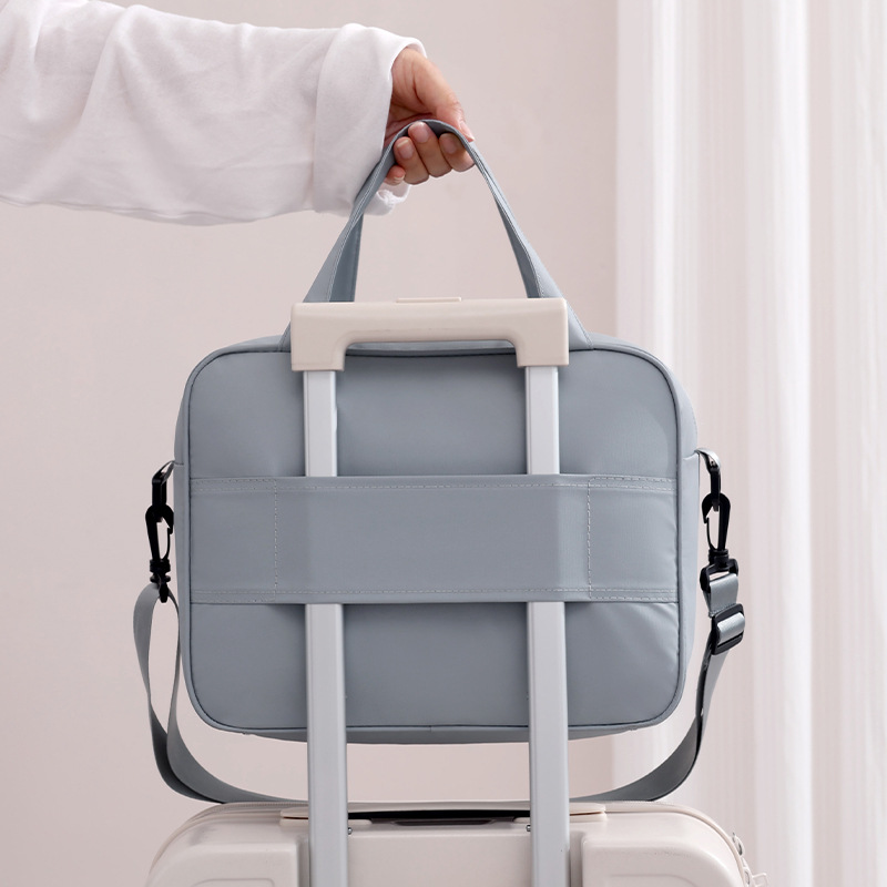 Runhui's new 600D leather waterproof travel bag, a light travel single-shoulder crossbody bag with large capacity, is a travel carry-on bag Application Scenario