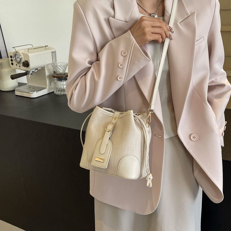 The 2024 new style of this year's popular bags: Ladies' trendy, high-end, versatile bucket bag, fashionable commuting single-shoulder crossbody bag Application Scenario
