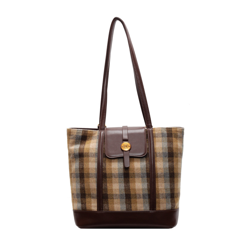 The new Korean-style fashionable and trendy tote bag with contrasting color stripes in 2024 exudes a sense of sophistication and is a versatile and casual shoulder bag Item Picture